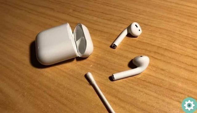 How to properly clean your Airpods or Earpods from any dirt?