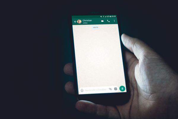 How to view messages without opening WhatsApp and without others finding out