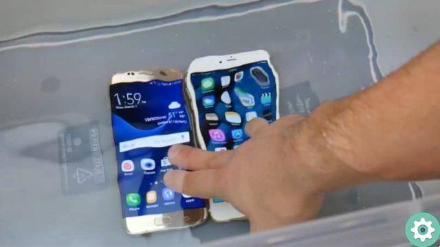 What to do when a mobile phone falls into water or gets wet and won't turn on