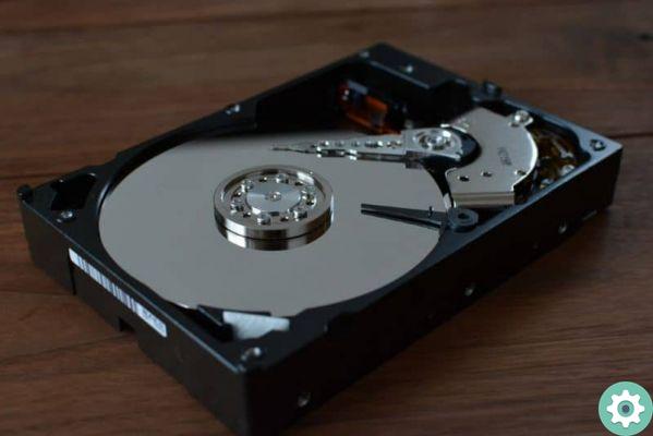 What are the best programs to partition hard drives on Windows and Mac without formatting?