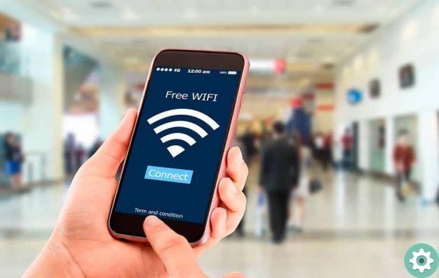 How to protect yourself to surf safely when using a public WiFi network?