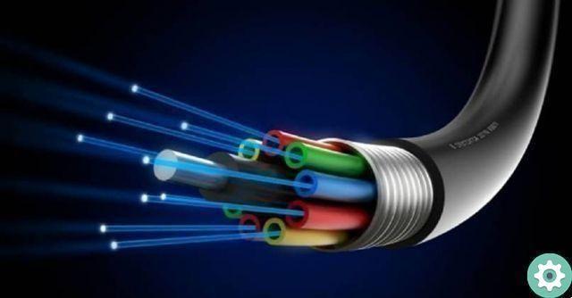 What are the different types and characteristics of optical fibers?