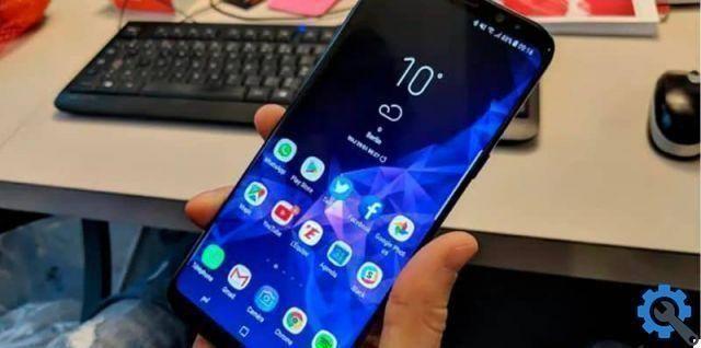 How to change the lock screen wallpaper of my Android phone