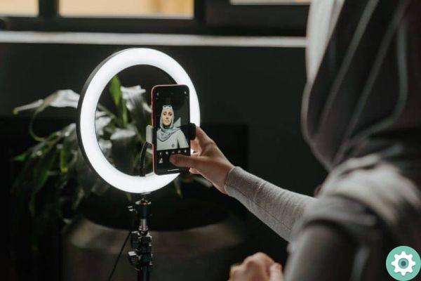 How to use a ring or light ring to light up my selfies, photos and record videos with a tripod