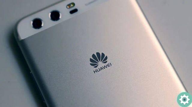 How can I add a phone number to the contacts on my Huawei mobile phone?