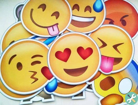 How to put smilies, emoticons or emojis on Snapchat | Android or iPhone
