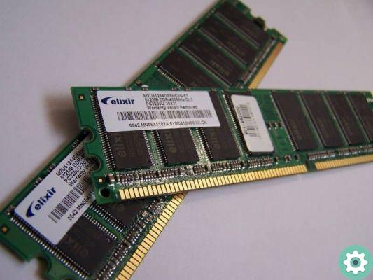 What is the difference between RAM and ROM and what types are there?