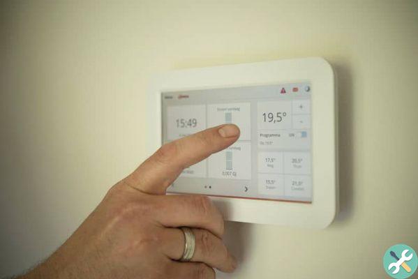 What is the intelligent temperature and humidity sensor and what is it for?