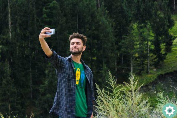 How to take perfect selfie photos with the best poses, tricks and original ideas