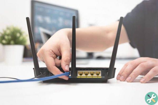 How do I know when to change my router and its useful life?