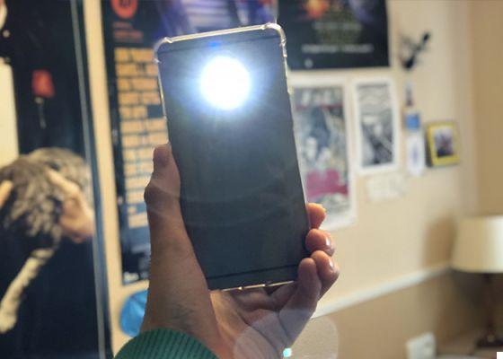 How to change the intensity of the Samsung mobile flashlight